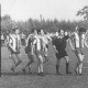 ARH Slg. Bartling 1999, Platzverweis eines Feldspielers des FC Wacker Neustadt durch den Schiedsrichter, verfolgt von drei protestierenden Mannschaftskollegen, Blick von der Seite