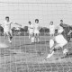 ARH Slg. Bartling 2006, Torschuss eines Stürmers des FC Wacker Neustadt, Blick durch das Netz des gegnerischen Tores