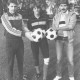 ARH Slg. Bartling 2017, Gruppenporträt von drei jungen Spielern in Sportkleidung mit Fußbällen in den zur Mitte ausgestreckten Händen auf dem TSV-Sportplatz, Neustadt a. Rbge.