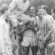 Stadtarchiv Neustadt a. Rbge., ARH Slg. Bartling 2019, Vom Regen durchnässte Mitspieler des FC Wacker Neustadt tragen Herrn Pahl? auf den Schultern