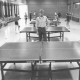 ARH Slg. Bartling 2035, Tischtennisspieler und -spielerinnen des TSV Neustadt beim Training an mehreren Tischen im Gymnastikraum der Bunsenhalle, hinter dem ersten Tisch der Spartenleiter Uwe Sartorius, Neustadt a. Rbge.