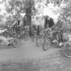 Stadtarchiv Neustadt a. Rbge., ARH Slg. Bartling 2036, Radwanderer und Radwanderinnen mit Kindern vor dem Start auf der Straße Vor dem Moore