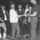 ARH Slg. Bartling 2046, Vergabe eines Pokals in einer Sporthalle durch Herrn Friedrichsen (ehemaliger Lehrer der Otto-Hahn-Schule Wunstorf) an die Spielführerin einer Basketball-Schülerinnenmannschaft (?)