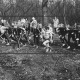 Stadtarchiv Neustadt a. Rbge., ARH Slg. Bartling 2060, Jugendliche des TSV Bordenau beim Start zu einem Waldlauf, hinter ihnen eine Menge an Zuschauern