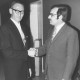 Stadtarchiv Neustadt a. Rbge., ARH Slg. Bartling 2079, Gratulation per Handschlag für Dr. Walter Hoffmeister (l.) durch Kreisdirektor Wolfgang Kunze 