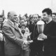 ARH Slg. Bartling 2102, Überreichung eines Pokals an den Spielführer einer Fußballmannschaft durch den Kreisvorsitzenden (?) Friedel Kück (Mitte links)