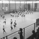Stadtarchiv Neustadt a. Rbge., ARH Slg. Bartling 2108, Turnerinnen der Umlandgemeinden in der Turnhalle der KGS beim gymnastischen Gehen im Kreis, Blick von der Tribüne in die Halle, Neustadt a. Rbge.