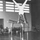 Stadtarchiv Neustadt a. Rbge., ARH Slg. Bartling 2112, Alfred Koschnik, Sportlehrer am Gymnasium Neustadt, beim Handstand auf dem Barren in der Turnhalle, Neustadt a. Rbge.