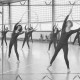 ARH Slg. Bartling 2115, Gymnastikübung einer Gruppe von älteren mit Sportleggings bekleideten Frauen, die in der TSV-Turnhalle einen Gymnastikreifen über dem Kopf wiegen