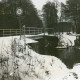 Stadtarchiv Neustadt a. Rbge., ARH Slg. Bartling 2159, Verschneite Brücke über die Auter in Richtung Metel, am gegenüberliegenden Ufer ein Trecker bei der Benutzung der Furt durch den Fluss vor der Brücke