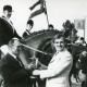 ARH Slg. Bartling 2187, Überreichung eines Pokals an N. N. durch den Kreisdirektor Wolfgang Kunze vor mehreren aufsitzenden Reitern samt zwei Reitervereinsstandarten