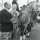 ARH Slg. Bartling 2189, Der Vorsitzende des Kreisreitverbandes Helmut Krautter bei der Überreichung des zum dritten mal gewonnenen Pokals an Hermann Rump vom Reiterverein Mandelsloh