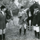 Stadtarchiv Neustadt a. Rbge., ARH Slg. Bartling 2203, Helmut Krautter, 1. Vorsitzender des Reiterverbandes Neustadt a. Rbge., in Turnierbekleidung (Mitte) auf einer Wiese mit drei Kollegen neben ihren Pferden