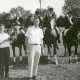 Stadtarchiv Neustadt a. Rbge., ARH Slg. Bartling 2208, Friedel Schirmer (MdB) mit Pokaltragendem Assistenten bei der Siegerehrung vor vier aufsitzenden Reitern beim Reitturnier, Mandelsloh