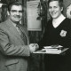 Stadtarchiv Neustadt a. Rbge., ARH Slg. Bartling 2230, Gratulation und Überreichung von Büchergeschenken an den Billardspieler Müller durch Kreisdirektor Wolfgang Kunze, Neustadt a. Rbge.