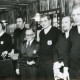 Stadtarchiv Neustadt a. Rbge., ARH Slg. Bartling 2237, Gratulation mehrerer Herren nebeneinander stehend durch Kreisjugendpfleger Günther Skirke (l.) im Billardstudio des Billard-Clubs Neustadt e. V., Neustadt a. Rbge.