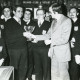 ARH Slg. Bartling 2238, Überreichung eines Pokals an Klaus Paschke, umstanden von zahlreichen Männern, durch Rolf Hantelmann von der Sparkasse Neustadt im Billardstudio des Billard-Clubs Neustadt e. V., Neustadt a. Rbge.