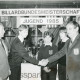 Stadtarchiv Neustadt a. Rbge., ARH Slg. Bartling 2243, Begrüßung von drei Teilnehmern an der Billardbundesmeisterschaft Jugend 1985, durch Klaus Paschke (r.) und Walter Klimsa, Sportringvorsitzender (l.), Neustadt a. Rbge.