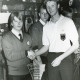 Stadtarchiv Neustadt a. Rbge., ARH Slg. Bartling 2244, Überreichung eines Wimpels zum Billard-Länderkampf Deutschland - Dänemark 1987 durch N. N. (r.), Neustadt a. Rbge. 