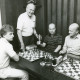 ARH Slg. Bartling 2279, Schachpartie (mit Schachuhr) zwischen Karlheinz Heider (r.) und N. N. unter den Augen von zwei weiteren Männern, Neustadt a. Rbge.