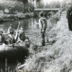 Stadtarchiv Neustadt a. Rbge., ARH Slg. Bartling 2289, Reservisten im Schlauchboot am Ufer der Leine vor der Brücke, rechts am Ufer in Dienstuniform der Kapitän der Reserve Stricker, Neustadt a. Rbge.