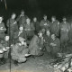 ARH Slg. Bartling 2291, Reservisten der Reservistenkameradschaft Neustadt a. Rbge. zusammen mit Mitarbeitern des DRK beim abendlichen Biwak am Lagerfeuer, Neustadt a. Rbge.