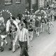 Stadtarchiv Neustadt a. Rbge., ARH Slg. Bartling 2314, Umzug der Kinder mit Blumenbögen beim Erntefest des Kleingärtnervereins Neustadt e. V, Neustadt a. Rgbe.