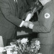 Stadtarchiv Neustadt a. Rbge., ARH Slg. Bartling 2332, Verabschiedung von Frau Asche mit Überreichung eines Blumengebindes durch den DRK-Kreisvorsitzenden Dr. Friedrich Homann, Neustadt a. Rbge.