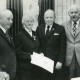Stadtarchiv Neustadt a. Rbge., ARH Slg. Bartling 2335, Überreichung eines Ehrenkreuzes an Frau N. N. durch DRK-Präsident Ministerpräsident a. D. Georg Diederichs, Oberkreisdirektor Dr. Homann und Dr. Kappes, Neustadt a. Rbge.