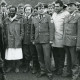 Stadtarchiv Neustadt a. Rbge., ARH Slg. Bartling 2354, Gruppenfoto der Mannschaft des DRK-Neustadt a. Rbge. vor dem Bereitschaftsdienst an der Autobahn A7 (Abfahrt Berkhof), Neustadt a. Rbge.