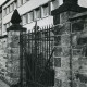 Stadtarchiv Neustadt a. Rbge., ARH Slg. Bartling 2404, Schmiedeeisernes Tor in der westlichen Gartenmauer mit Blick auf den Neubau des Amtsgerichts, Neustadt a. Rbge.