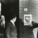 Stadtarchiv Neustadt a. Rbge., ARH Slg. Bartling 2405, Walter Remmers, Niedersächsischer Minister der Justiz (r.) zu Besuch beim Amtsgericht vor der Tür der Nebenstelle mit Mitarbeitern des Amtsgerichts, Neustadt a. Rbge.