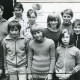Stadtarchiv Neustadt a. Rbge., ARH Slg. Bartling 2443, Gruppenbild der elf jungen Teilnehmer an einem DLRG-Lehrgang vor dem Gebäude der Rettungsstation Weißer Berg, Mardorf (?)