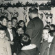 ARH Slg. Bartling 2478, Schulkinder mit zwei Erwachsenen vor der an der Wand befestigten Gehörnsammlung des Hegerings VIII im Vereinsheim, Kreisjägerschaft, Neustadt a. Rbge.