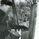 ARH Slg. Bartling 2482, Jagdpächter Dr. med. dent. Henning Gode mit Flinte und Fernglas bei hohem Schnee im winterlichen Wald bei der Wildfütterung stehend an einer Krippe