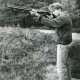 ARH Slg. Bartling 2491, Ein junger Tontaubenschütze auf dem Schießstand mit zum Schuss angelegter Flinte, Kreisjägerschaft, Schneeren