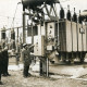 Stadtarchiv Neustadt a. Rbge., ARH Slg. Bartling 2508, Einschaltung des Umspannwerks durch Betriebsdirektor Günther Kreker, Basse