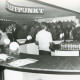 ARH Slg. Bartling 2536, Frühjahrsmesse der Werbegemeinschaft Neustadt auf dem Amtswerder, Blick auf den "Treffpunkt" im Festzelt mit zahlreichen Besuchern, Neustadt a. Rbge.
