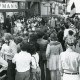 ARH Slg. Bartling 2544, Zahlreiche Zuhörer bei einer Veranstaltung der Werbegemeinschaft mit dem Leiter des Freizeitzentrums Rehländer am Mikrofon vor dem Damen- und Herrenmode-Geschäft Klaus Kleffmann, Leinstraße 8, Neustadt a. Rbge.