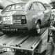 ARH Slg. Bartling 2549, Autohaus Mineif, Bordenauer Straße 76, Innenansicht der Werkstatt, Inhaber Manfred Mineif (Rennfahrer, DRM-Teilnehmer) neben einem mit Firmenwerbung beklebten Fiat 128 Sport auf einem Autotransporter, Bordenau