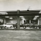 Stadtarchiv Neustadt a. Rbge., ARH Slg. Bartling 2551, VW-Autohaus Reichardt, Hannoversche Straße 31, Außenansicht des Ausstellungsraumes mit Neuwagen, Neustadt a. Rbge.