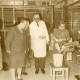 Stadtarchiv Neustadt a. Rbge., ARH Slg. Bartling 2563, Besuch von drei Damen und einem Herrn in der Produktion der Firma Kali-Chemie Pharma, in der Mitte im weißen Kittel Direktor Dr. Hermann Pfanz, Neustadt a. Rbge.