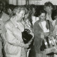 ARH Slg. Bartling 2584, Firma Kali-Chemie-AG, Arzneimittelwerk Neustadt, Suttorfer Straße 1, Besuchergruppe in Straßenkleidung läßt sich von einem Mann in weißem Kittel die Chemikalien in gläsernen Ampullen erklären, Neustadt a. Rbge.