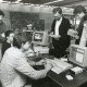 Stadtarchiv Neustadt a. Rbge., ARH Slg. Bartling 2585, Vorführung von Musikstücken des Computerclubs Neustadt a. Rbge. bei den Neustädter Computertagen vor mehreren Besuchern in der Pausenhalle der OS Süd(?), Neustadt a. Rbge.