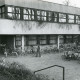 Stadtarchiv Neustadt a. Rbge., ARH Slg. Bartling 2637, Ansicht des Eingangsbereichs des FZZ, vollgestellt mit zahlreichen Fahrrädern, Neustadt a. Rbge.