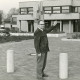 Stadtarchiv Neustadt a. Rbge., ARH Slg. Bartling 2640, Bürgermeister Herbert Gubba auf dem Platz vor dem Eingang zur Leinepark-Klause stehend und mit ausgestrecktem Arm auf das FZZ-Gebäude weisend, Neustadt a. Rbge.