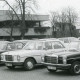 Stadtarchiv Neustadt a. Rbge., ARH Slg. Bartling 2641, Tagung der Oberkreisdirektoren im FZZ, auf dem Parkplatz vor dem FZZ-Gebäude in Reih und Glied nebeneinander abgestellte Dienstwagen (Mercedes 200D/8), rechts der Bungalow des Schützenhauses, Neustadt a. Rbge.