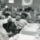 Stadtarchiv Neustadt a. Rbge., ARH Slg. Bartling 2649, Altennachmittag im Bürgersaal des FZZ mit einem Schülerorchester unter Leitung des Lehrers Wolfgang Ische, Blick über die Gäste im Saal auf die Bühne, Neustadt a. Rbge.
