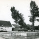 ARH Slg. Bartling 2687, Neubau der Kreissparkasse an der Marktstraße, Blick über die leere Baugrube von der Marktstraße auf das Haus Am Entenfang Nr. 3, Neustadt a. Rbge.