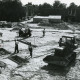 Stadtarchiv Neustadt a. Rbge., ARH Slg. Bartling 2688, Neubau der Kreissparkasse an der Marktstraße, Blick über den in Arbeit befindlichen Parkplatz mit Ketten-Frontlader nach Süden, Neustadt a. Rbge.
